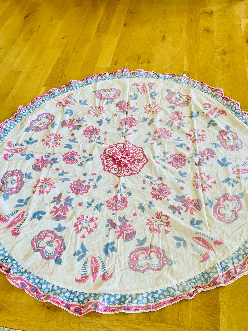 ANTHROPOLOGIE vintage cotton Round Floral Print Tablecloth in Pink and Blue
